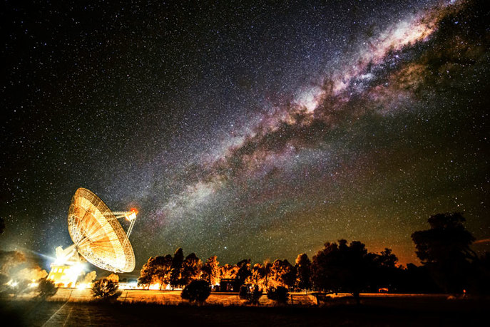 Parkes-radio-telescope-milky-way