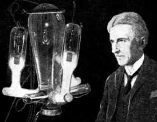 Tesla-in-his-laboratory-with-Arc-Lamps