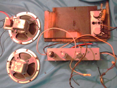 vacuum-tube-amplifier-with-speakers-4-post