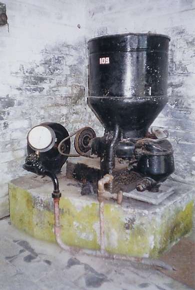 3-carbon dispenser water motor